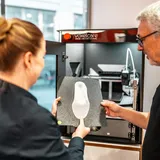 Die Mobilitätsberaterin nimmt die fertig 3D-gedruckte Einlagen aus dem Voxelcare 3D-Drucker